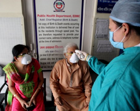 Пламна ли Индия от COVID-19? Страната отчете нови рекорди