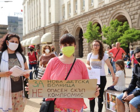 Родители пред Министерския съвет с мълчалив протест срещу строежа на Национална детска болница