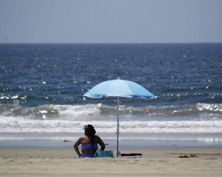 Учени: Лятото ще приспи COVID-19, но есента отново ще има пик