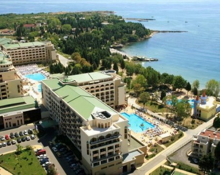 Ангелкова категорична: С карантина няма да има туризъм