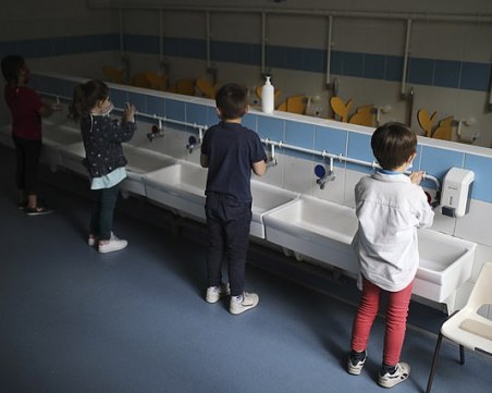 Дете с COVID-19 затвори осем училища във френски град