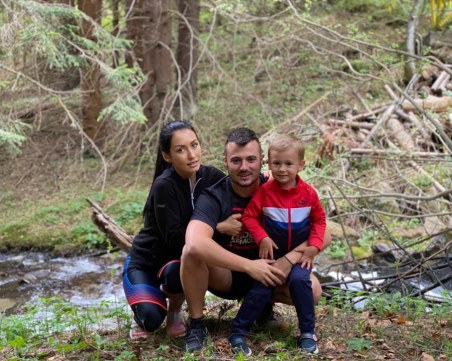 Джена и Наско Канара с мила семейна снимка насред гората