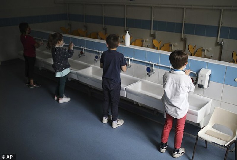 Дете с COVID-19 затвори осем училища във френски град