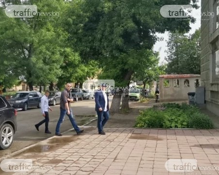 Главният прокурор пристигна в Ореховица,акцията продължава