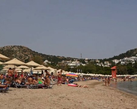 Плажовете в Гърция вече се пръскат по шевовете, температурите стигат до 36 градуса