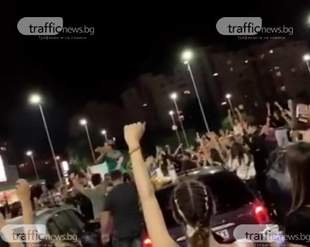 Стотици абитуриенти блокираха Пловдив! Купони се вихрят на открито