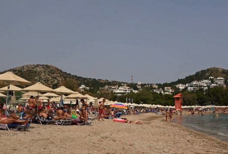 Плажовете в Гърция вече се пръскат по шевовете, температурите стигат до 36 градуса