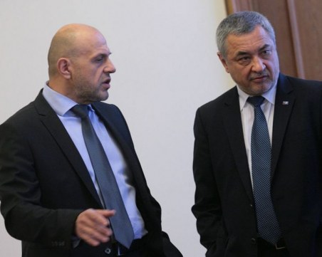 9% ДДС за ресторантьори и книги – отхвърлено от правната комисия, прието от бюджетната