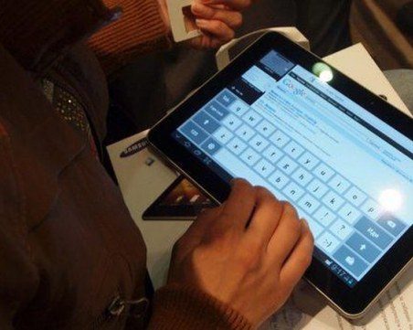 Учени от БАН дариха таблети на деца от домове