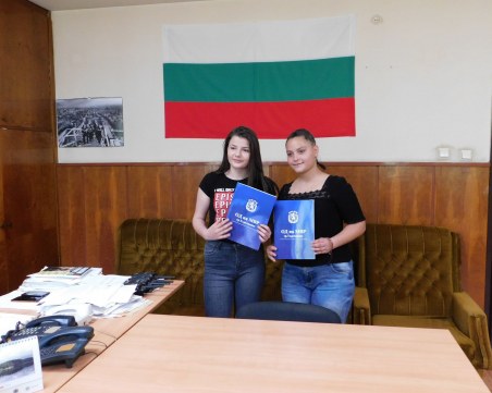 За пример! Ученички намериха плик с пари, предадоха го в полицията