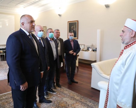 Борисов към главния мюфтия: Ходжата може да проведе молитви на двора на джамията