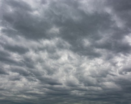 Гръмотевиците спират, облаците в опит да се разкъсат - какво време ни очаква?