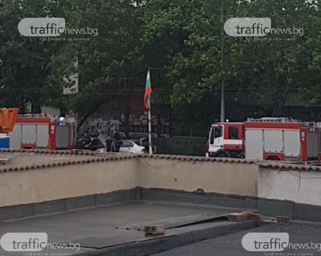 Кола се запали на пловдивски булевард, две пожарни са на място