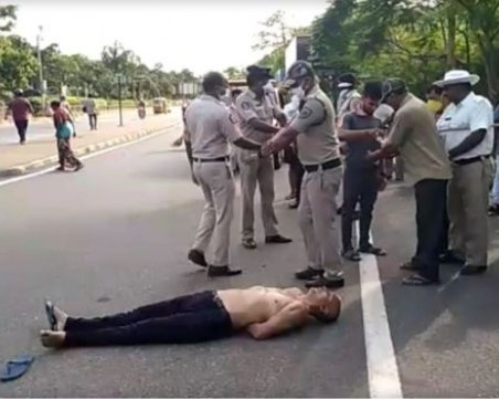 Показен арест: Униформени налагат лекаря, който пръв вдигна тревога в Индия