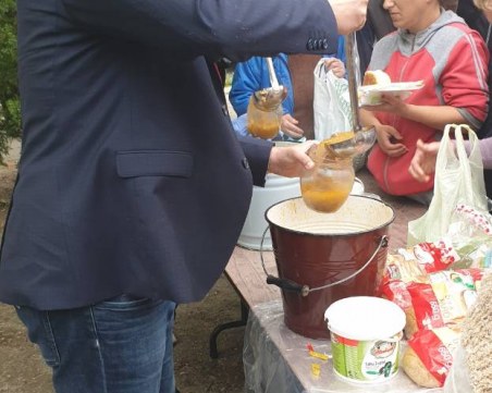 С курбан и литургия посрещнаха празника на светиите Константин и Елена  в община 