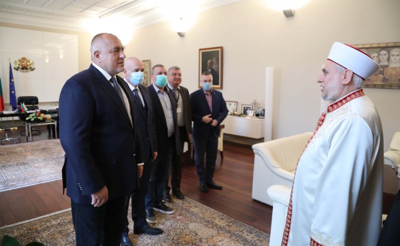 Борисов към главния мюфтия: Ходжата може да проведе молитви на двора на джамията