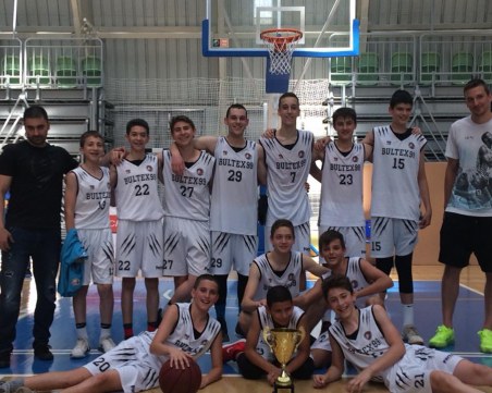 Децата на Академик Бултекс 99 влизат в залата във вторник