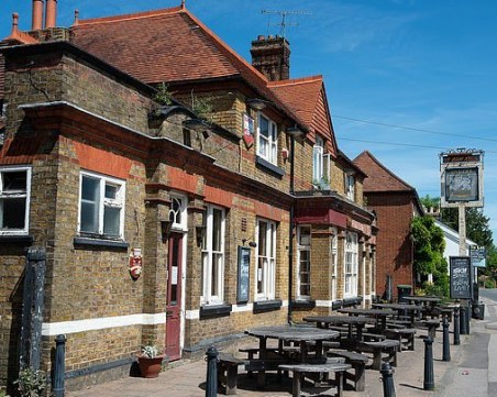 Глас от Оксфорд: Отваряйте кръчмите, няма да има втора вълна на COVID-19