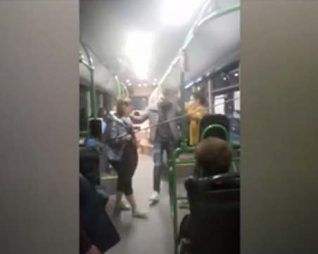 Младежи се хванаха на кръшно хоро в пловдивски автобус