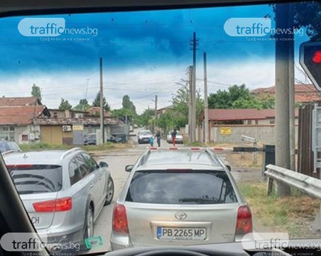 На косъм от трагедия! Кола премина през спуснати бариери на прелез, жена спаси водача