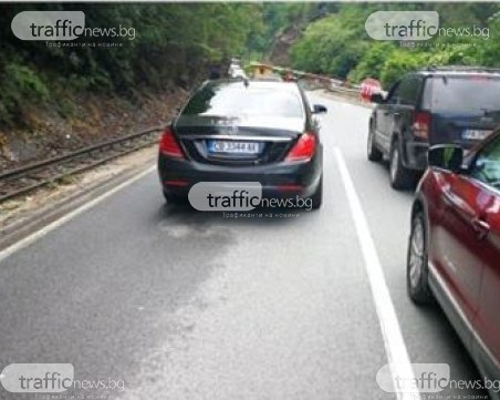 Неадекватен водач пререди чакащи на прелез коли и се опитва да вдигне спусната бариера