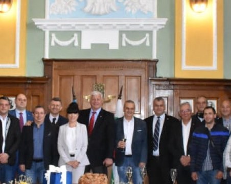 Премиерът поздрави кмета за рожденния му ден, райкметовете го изненадаха със символ на 