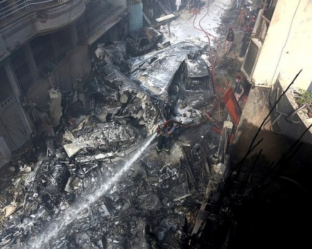 Видео показа разбиването на самолета в Пакистан, жертвите са 107