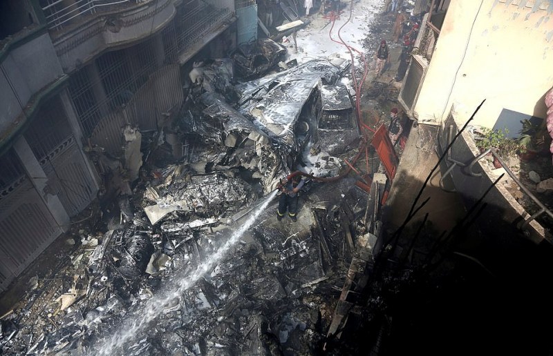 Видео показа разбиването на самолета в Пакистан, жертвите са 107