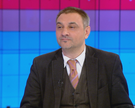 Доцент от БАН: COVID-19 се предава само при интимен контакт