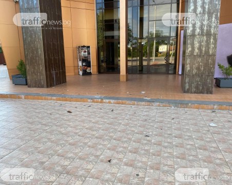 Плочки падат от сградата на кметството в Тракия, заградиха го