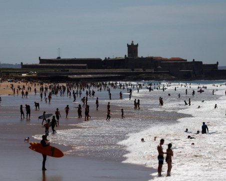 Португалците напълниха плажовете