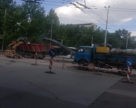 Ремонтът на централно кръстовище в Пловдив кипи в пълна сила