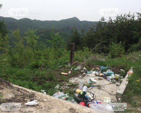 Туристи използват природата за кошче за боклук край Белинташ