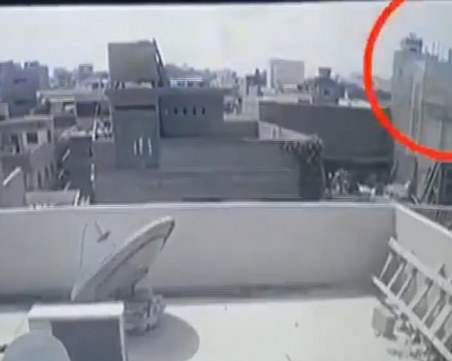 Видео показва самолетната катастрофа в Пакистан от друг ъгъл