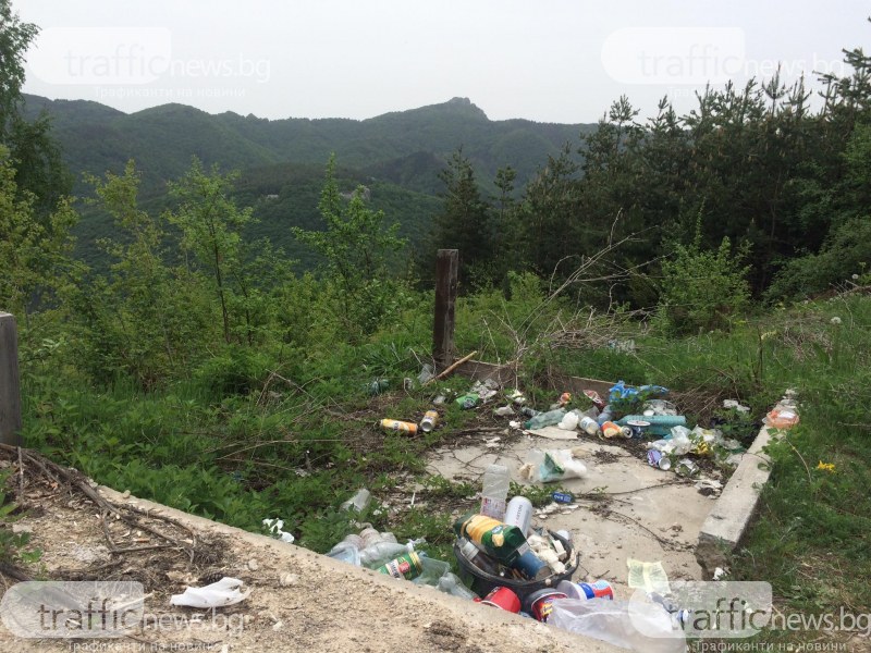 Туристи използват природата за кошче за боклук край Белинташ