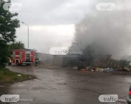 Пожар в Столипиново - пламъци обхвана гараж, тлее и сметище