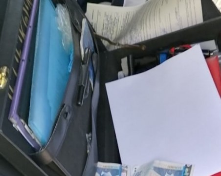 21-годишен без книжка предложи подкуп на полицаи край Пловдив