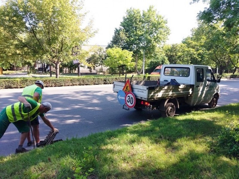 В очакване на нови дъждове: Чистят шахтите в Пловдив