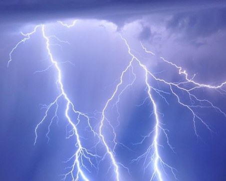 Българка е загинала, ударена от мълния в Гърция