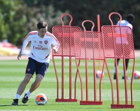 Играта в Премиър лийг загрубя - куп пречки преди рестарта