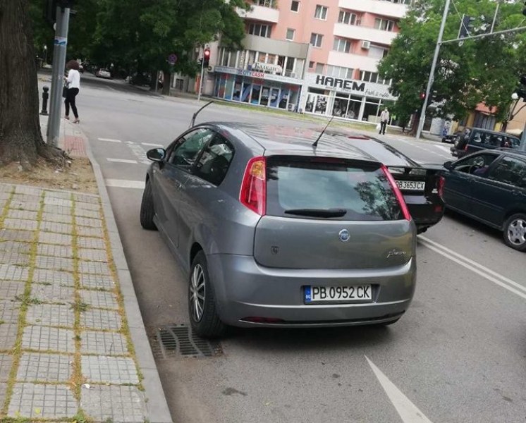 И това доживяхме! Безумно паркиране на метър от светофара