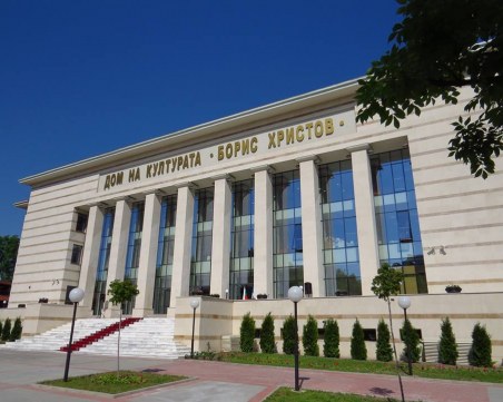 7 години след ремонта за 20 млн. лева: Търсят строител за покрива на Дома на културата в Пловдив