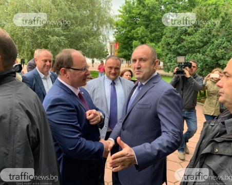 Аплодисменти за президента Радев в Садово