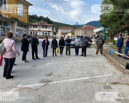 Инспекция извършват на мястото на катастрофата в село Дебръщица