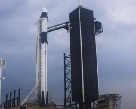 Историческа мисия: Изстрелват ракетата Falcon 9, ето кога ще прелети над България НА ЖИВО