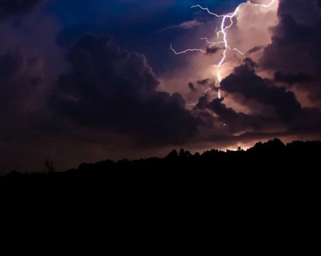 След пороите от днес: Дъжд, гръмотевици и сняг в планините утре