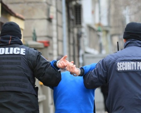 Умствено изостанал изнасилил и обрал възрастна жена, задържаха го