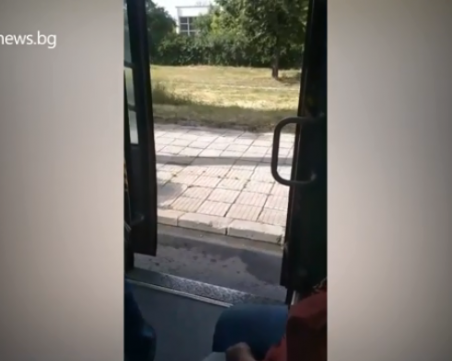 Автобус шпори с отворени врати в Пловдив