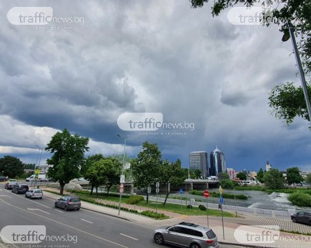 Буря иде към Пловдив, черни облаци покриха небето