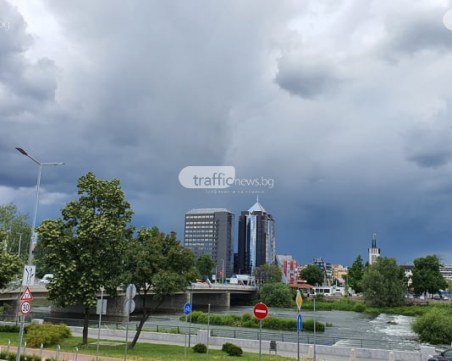 Дъждът продължава и днес, очакват се бури